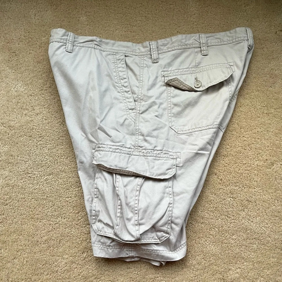 St. John’s Bay Men's Light Khaki Cargo Shorts - Size 44 - VGUC - 100% Cotton - Picture 5 of 8
